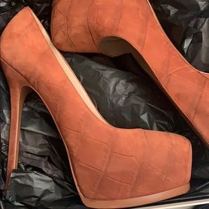 YSL TRIBUTE PUMP (never worn)